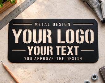 Pode incluir: Uma placa retangular de metal preto com cantos arredondados, apresentando texto cortado a laser que diz METAL DESIGN, YOUR LOGO, YOUR TEXT e YOU APPROVE THE DESIGN. A placa está posicionada perto de uma régua metálica com centímetros.