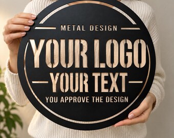 Pode incluir: Uma placa circular de metal preto com letras recortadas. O texto diz METAL DESIGN, YOUR LOGO, YOUR TEXT e YOU APPROVE THE DESIGN. O design é emoldurado por uma borda circular, revelando um fundo claro através dos recortes.