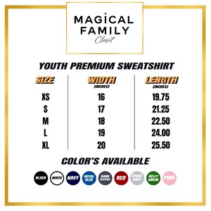 Puede incluir: Un gr&aacute;fico blanco con el texto "MAGICAL FAMILY Closet" en la parte superior. Debajo, se muestra el texto "YOUTH PREMIUM SWEATSHIRT", junto con las medidas de tama&ntilde;o, ancho (pulgadas) y largo (pulgadas). Se enumeran los colores disponibles.