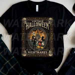 以下が含まれることがあります： VINTAGE HALLOWEEN NIGHTMARES Est. 1937 Celebrationという文字が記された長方形のグラフィックがプリントされた黒の半袖Tシャツ。デザインには、コウモリや幽霊が舞う城を背景に、骸骨のキャラクターとネズミのキャラクターが描かれています。
