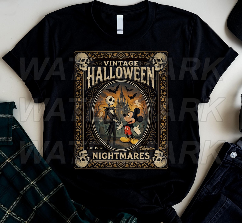 以下が含まれることがあります： VINTAGE HALLOWEEN NIGHTMARES Est. 1937 Celebrationという文字が記された長方形のグラフィックがプリントされた黒の半袖Tシャツ。デザインには、コウモリや幽霊が舞う城を背景に、骸骨のキャラクターとネズミのキャラクターが描かれています。
