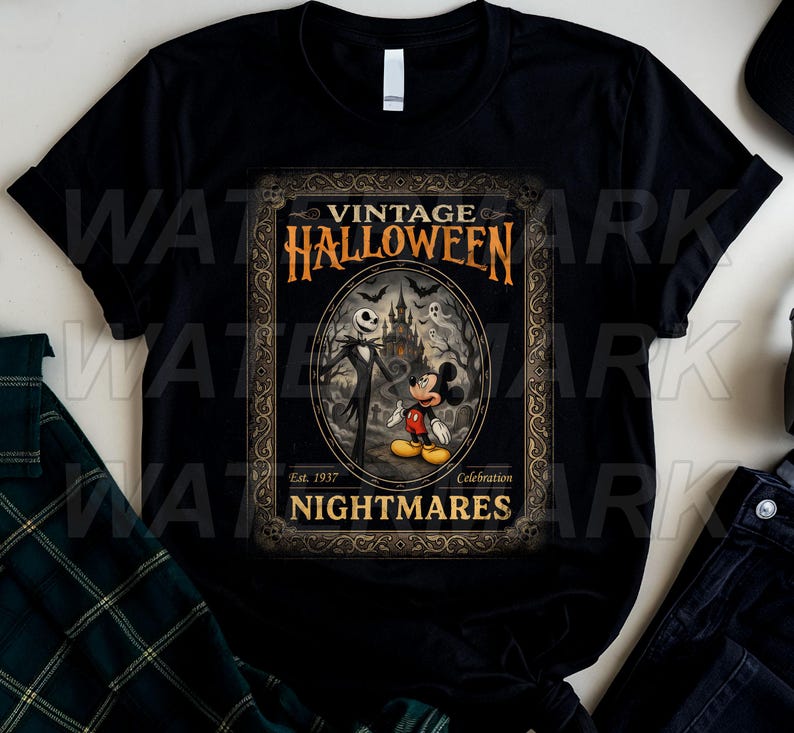 Op de afbeelding: Een zwart t-shirt met korte mouwen en een rechthoekige afbeelding met een versierde gouden rand. De tekst luidt VINTAGE HALLOWEEN NIGHTMARES, Est. 1937 Celebration. De afbeelding toont Jack Skellington en Mickey Mouse in een kerkhof.