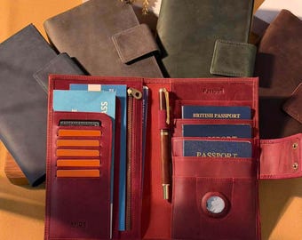 Organizador de pasaportes RFID de cuero con 4 ranuras para pasaportes, bolsillo para AirTag y cartera de viaje familiar grabada.