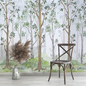 Papel pintado de bosque pastel: mural de árbol con acuarela y fondo claro / Decoración de pared de bosque tranquilo para sala de estar y dormitorio