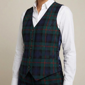 以下が含まれることがあります： 緑、ネイビー、赤のチェック柄ベスト。ボタン留めとVネックのデザイン。白い襟付きシャツの上に着用。クラシックでプロフェッショナルなスタイル。