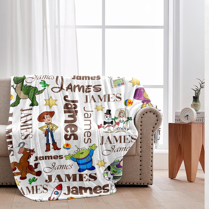 Manta personalizada de Toy Story 5, manta decorativa de Toy Story con nombre personalizado, ropa de cama de Woody, Buzz y Jessie, manta con personajes de la película, regalo de cumpleaños imagen 1