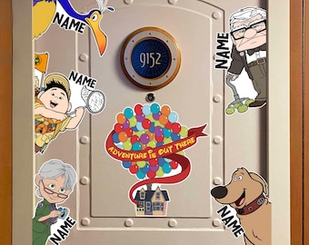 Imán "La aventura está ahí fuera", decoración para la puerta de un crucero inspirada en Up, imán de la casa de globos de Carl Ellie, letrero para la puerta del camarote, regalo para vacaciones familiares