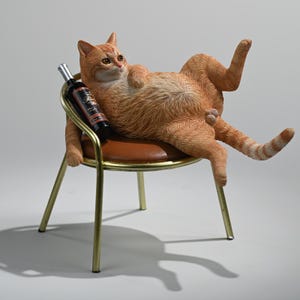 JXK Studio カスタムダンキング猫の置物 パーソナライズされた毛色の手作り樹脂猫像 ペットメモリアル 猫愛好家へのユニークなギフト