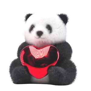 Op de afbeelding: Een knuffel panda met zwart-witte vacht, die een glanzend rood hart vasthoudt. De panda heeft zwarte oren en ogen en zit rechtop. Het hart is felrood en reflecteert licht.