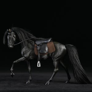 Op de afbeelding: Een zwart paardenbeeldje met een zadel en hoofdstel. Het paard heeft een lange, vloeiende manen en staart. Het zadel is zwart met een bruine zitting. Het paard poseert met één been omhoog, alsof het in beweging is.