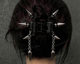 Pinza para el pelo estilo gótico con pinchos y cadenas colgantes