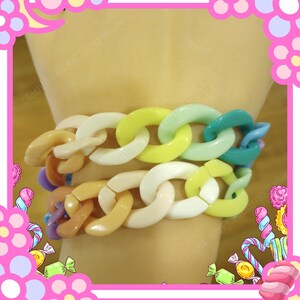 Puede incluir: Dos pulseras de eslabones de cadena coloridos. Las pulseras presentan eslabones grandes y redondeados en tonos blanco, amarillo, verde, azul y melocot&oacute;n. Un accesorio divertido y juguet&oacute;n.