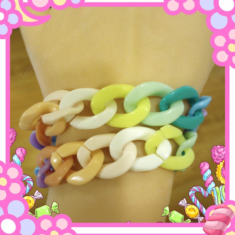 Puede incluir: Dos pulseras de eslabones de cadena coloridos. Las pulseras presentan eslabones grandes y redondeados en tonos blanco, amarillo, verde, azul y melocot&oacute;n. Un accesorio divertido y juguet&oacute;n.