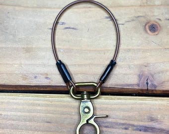 Fecho de cabo desencapado com argola de madeira