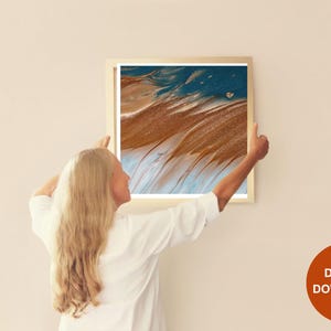 Impressão abstrata fluida em azul-petróleo e cobre | Arte de parede metálica moderna | Download digital marmorizado inspirado no oceano | Decoração em azul-terra e bronze