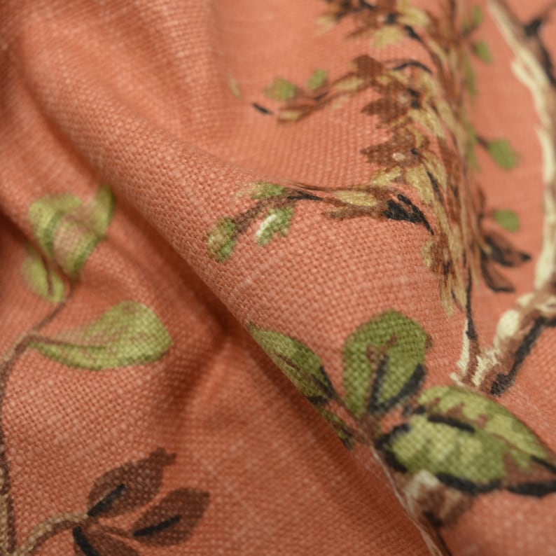 Puede incluir: Primer plano de una tela de color &oacute;xido con un patr&oacute;n floral. La tela tiene un tejido texturizado y presenta hojas verdes y marrones.