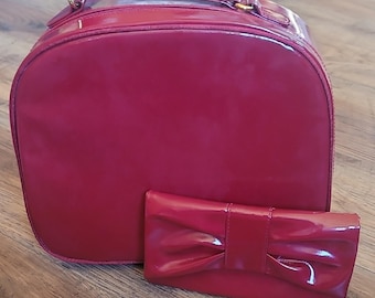 Estuche de viaje y cartera de mano de vinilo rojo elegante de Estée Lauder, estilo vintage de los 90, nuevo con etiquetas.