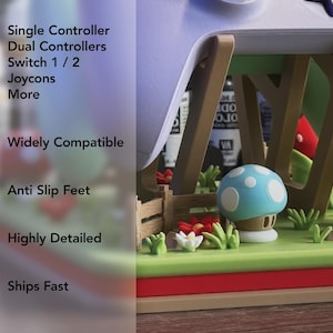 Pode incluir: Acess&oacute;rio de jogo colorido e detalhado com uma casa de cogumelos em miniatura, chap&eacute;u azul e manchas brancas, num cen&aacute;rio verde com flores vermelhas e uma cerca de madeira. Texto: "4 em 1", "Ampla compatibilidade".