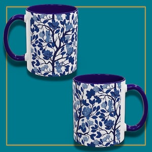 Pu&ograve; includere: Due tazze in ceramica bianca con un design floreale e di scoiattoli blu. L'interno e il manico di ogni tazza sono blu scuro. Il design presenta alberi stilizzati, fiori e scoiattoli in tonalit&agrave; di blu.