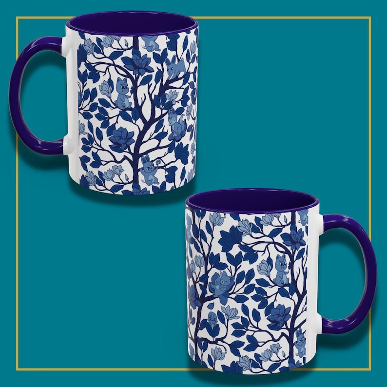 Pu&ograve; includere: Due tazze in ceramica bianca con un design floreale e di scoiattoli blu. L'interno e il manico di ogni tazza sono blu scuro. Il design presenta alberi stilizzati, fiori e scoiattoli in tonalit&agrave; di blu.