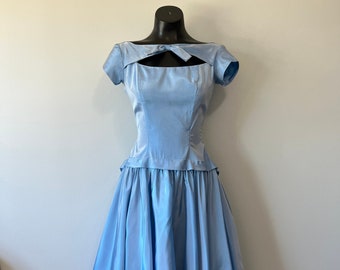 Blauwe jaren '60 taffeta jurk / vintage vuile dansjurk / baby blauwe jurk / strik detaillering / tule ondervloer Crinoline / dansen trouwjurk