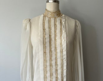 Elegante Creme Bluse / Gold Spitze Detaillierung / High-End-Vintage-Mode / Dressy Tops / Puffärmel