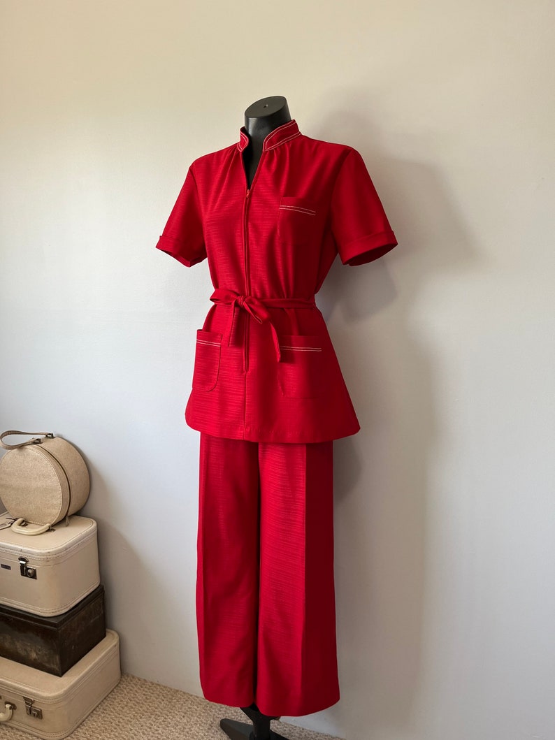Rood Vintage Uniform / Vintage Pak / Verpleegsters Uniform / Canadees Made Uniformen / Rode Server TweedeLig / Wit Trim afbeelding 2