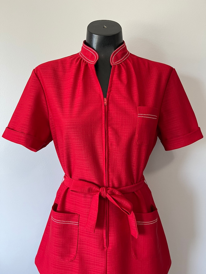 Rood Vintage Uniform / Vintage Pak / Verpleegsters Uniform / Canadees Made Uniformen / Rode Server TweedeLig / Wit Trim afbeelding 3
