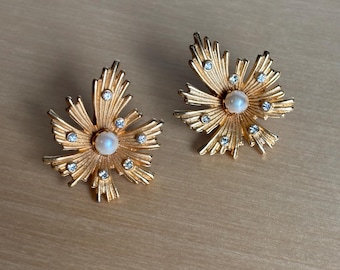 Joyería vintage con hojas de oro / Pendientes de clip / Accesorios de noche dorados de los años 80 / Detalles de diamantes y perlas / Diseño de fuegos artificiales
