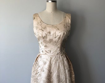Crème vintage jurk / elegante groene borduurwerk detaillering / zijdeachtig satijn materiaal / vintage bruiloft / avondfeest / pin-up rockabilly jurk