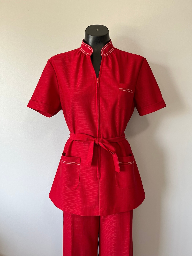 Rood Vintage Uniform / Vintage Pak / Verpleegsters Uniform / Canadees Made Uniformen / Rode Server TweedeLig / Wit Trim afbeelding 1