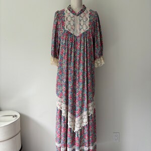 Cottagecore Dress / 70s Long Boho Dress / Vintage Garden Dress / Floral Day Dress / Lace Detailing / Country Style