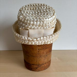 Cream White Straw Hat / Vintage Day Hats / Accessories / Bow back Detailing / Straw Woven Braided Hat / Vintage Wedding Accessories