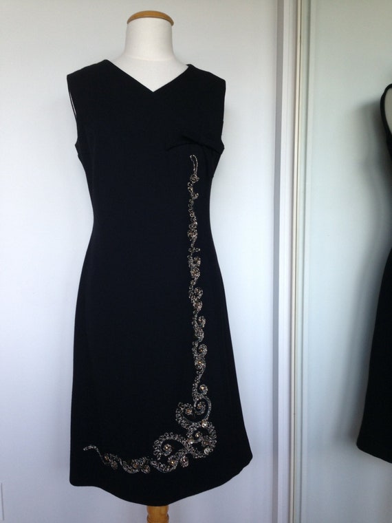 Robe noire vintage des annees 60 robe de cocktail de soiree rubans dores ornes de perles mariages vintage robes vintage rockabilly pin up Etsy France