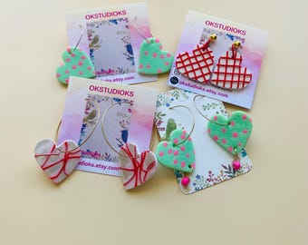 Pendientes de corazón de arcilla polimérica.
