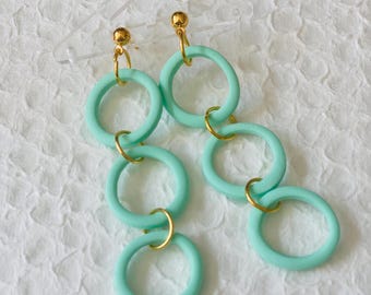 Pendientes de aro color menta con un toque dorado: elegantes, ligeros y llamativos.