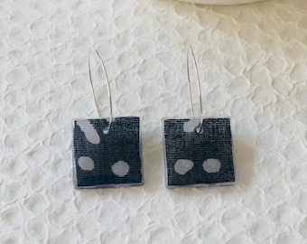 Pendientes cuadrados ligeros con estampado africano sellados en resina transparente.