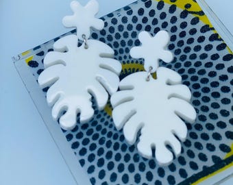 Pendientes de resina epoxi blanca hechos a mano con forma de hoja de monstera, joyería tropical ligera.