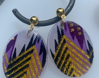 Pendientes africanos de resina con purpurina dorada, hechos a mano.