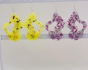 Pendientes de resina con flor de trébol natural – Joyería de lámina con amuleto de la suerte