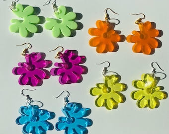 Pendientes colgantes de resina con forma de flor llamativa