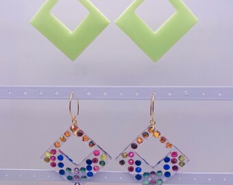 Pendientes colgantes cuadrados hechos a mano: divertidos, coloridos y únicos.