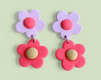 Pendientes de flores de arcilla polimérica hechos a mano.