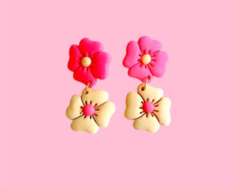 Pendientes de flores de arcilla polimérica hechos a mano.