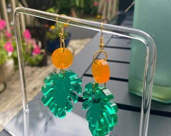 Pendientes de resina verde con forma de hoja, pendientes de botón naranjas, pendientes tropicales