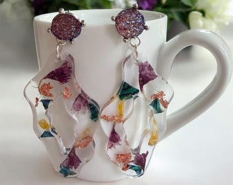 Pendientes abstractos florales de resina.