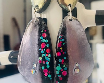 Pendientes colgantes de resina llamativos con puntos de confeti de colores.