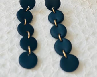 Elegantes y llamativos: pendientes largos colgantes de color negro, elaborados con arcilla polimérica lisa.