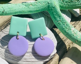 Encanto Pastel: pendientes de arcilla polimérica en tonos menta y lila para un look fresco y divertido.