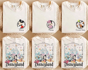 Maglietta personalizzata con nome e scritta Disneyland Mickey And Friends a due lati, maglietta con tutti i personaggi Disney Family 2025, maglietta con viaggio a Disneyland, maglietta Est 1955
